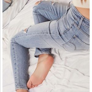 Levi’s Jean torn style